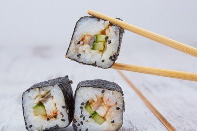Pros and cons of eating raw fish in Sushi