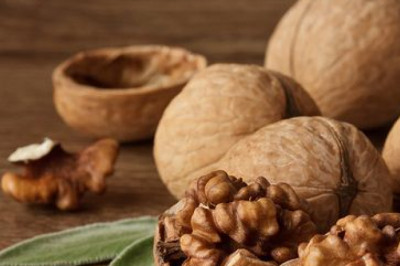 What is the best way to shell walnuts?