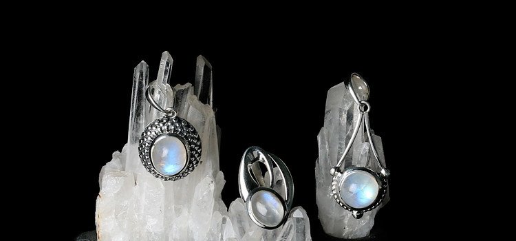 All You Need to Know Before Buying a Perfect Moonstone at Rananjay Exports