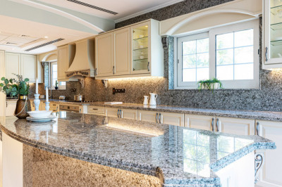 12 Key Components and Characteristics of Luxury Kitchens in Dubai
